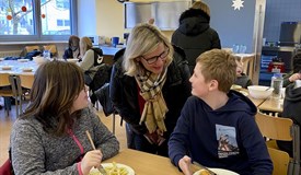 Sibylle Übel (Rotary) mit Schülern der Nardini Schule