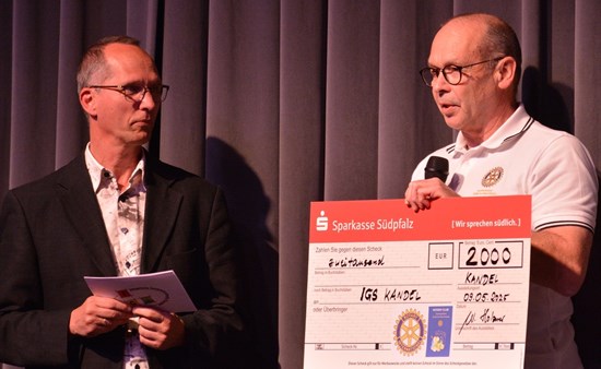 Stephan Venter, MSS-Leiter; rechts Wolfgang Holzner (Rotary)
